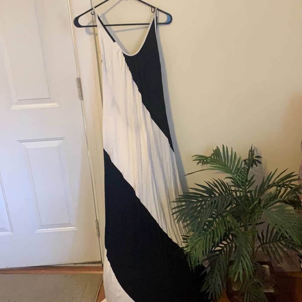 Olivaceous black and white maxi dress. Size large. NWT